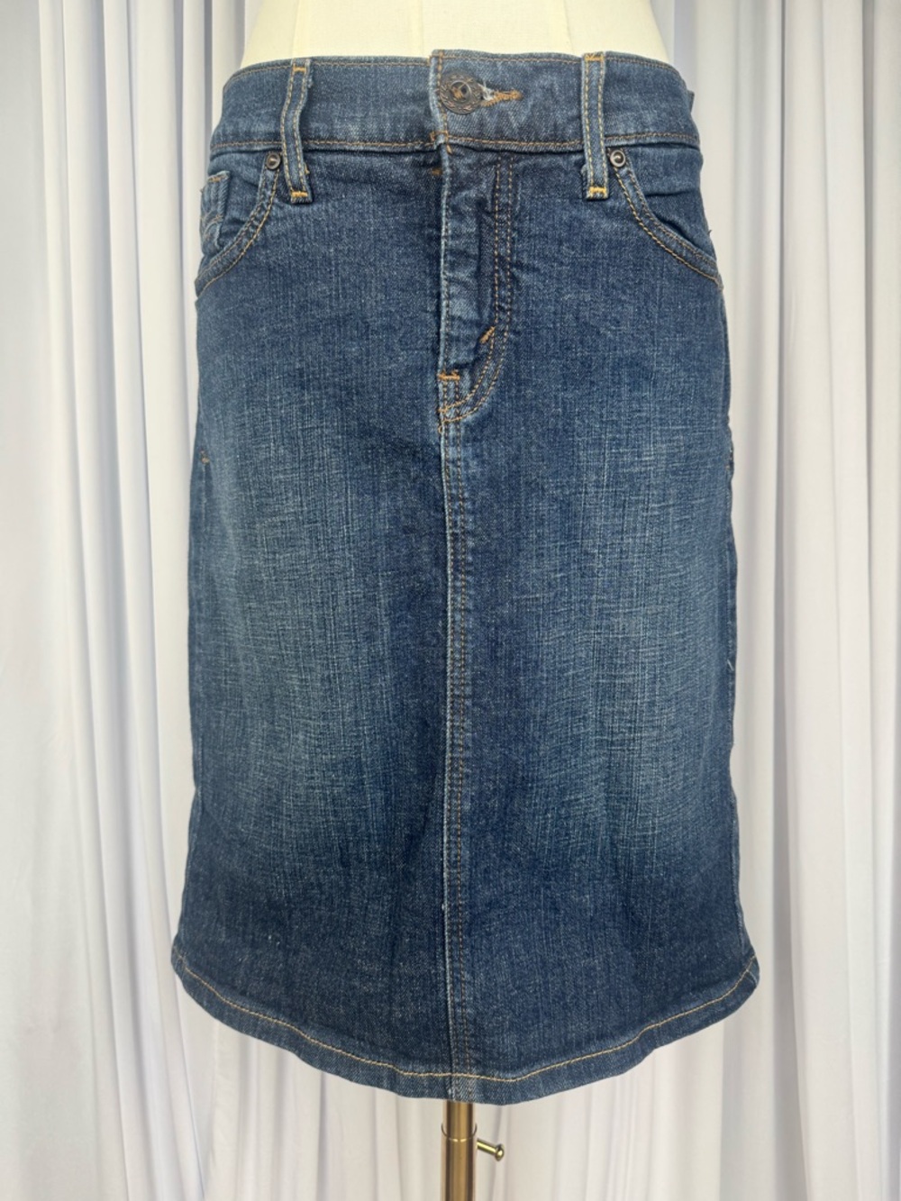 Levi's Perfectly Slimming Denim Midi Skirt Women’s Size 8